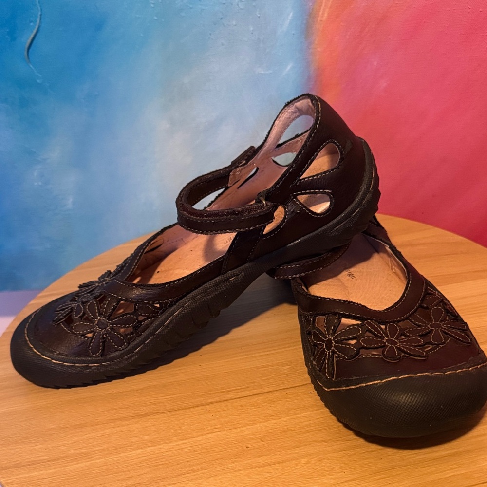 Jambu Blossom Mary Jane Flats. Size 9.5M floral cutout design MSRP $85